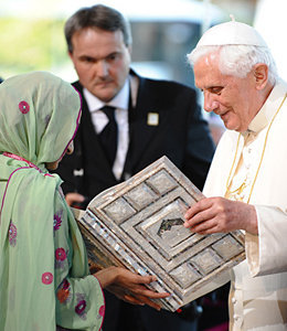 Antipapa Benedetto XVI ricevente il Corano da dei Maomettani
