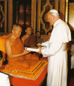 Antipapa Giovanni Paolo II in un tempio Buddista